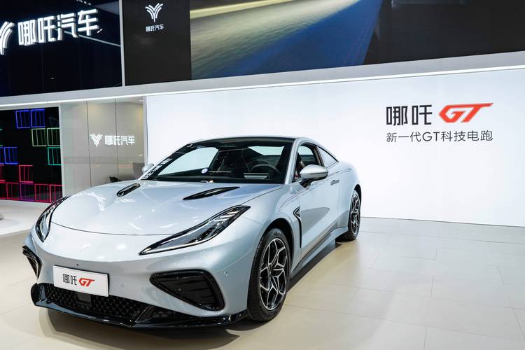 重庆130哪吒汽车在智能汽车领域的表现，领途汽车在新能源汽车市场中的影响力